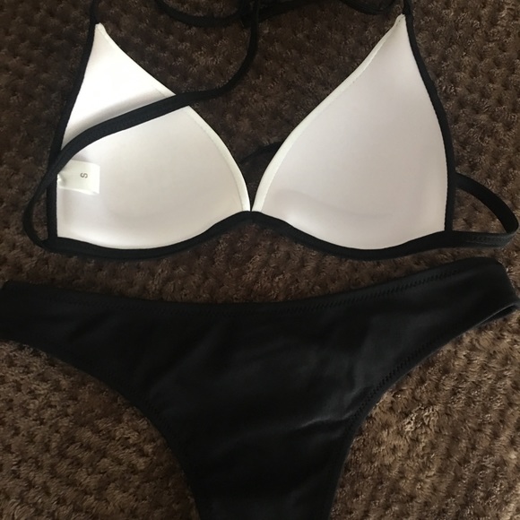 Bikini - Picture 3 of 3